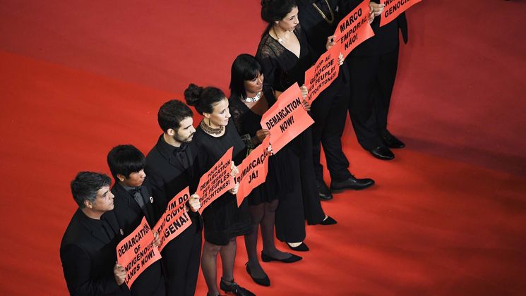 On the red carpet: the team of the film Chuva e Cantoria na Aldeia dos Mortos (The Dead and the Others）"Stop Indigenous Genocide" © A-C POUJOULAT / AFP