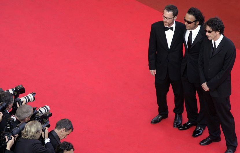 2007 - Ethan Coen, Alejandro G. Iñárritu and Joel Coen pose as they arrive on the red carpet for the Festival's 60th anniversary © T. White/POOL/AFP