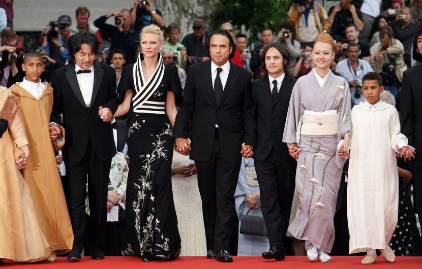 2006 – A first selection for Alejandro G. Iñárritu, seen here walking the steps along with Cate Blanchett, Gael Garcia Bernal and the crew of the film “Babel”. © V. Hache/AFP