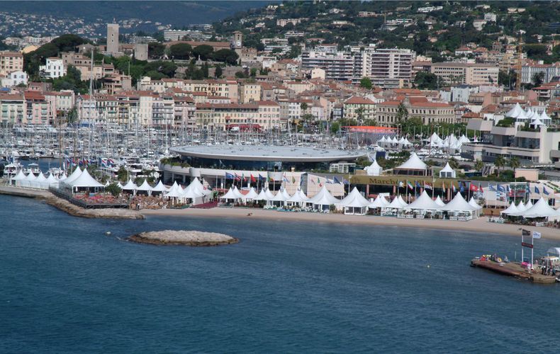 Photo aérienne du Riviera et du Village International en 2006