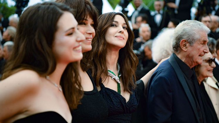 Monica Bellucci and team of the movie Les Plus Belles Années d'une Vie ( The Best Years of a Life ) © Christophe Simon / AFP