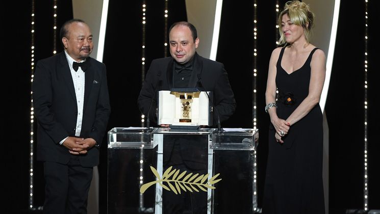 Rithy Panh and Valeria Bruni Tedeschi with César Díaz - Nuestras Madres, Caméra d'Or award © Gareth Cattermole / Getty Images