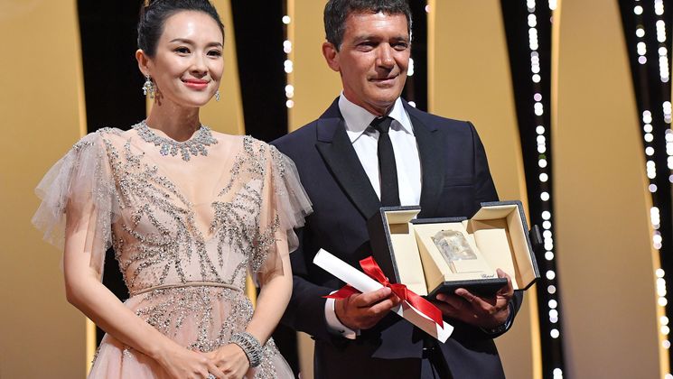 Zhang Ziyi with Antonio Banderas - Dolor Y Gloria ( Pain And Glory ), Best Actor Award © Stéphane Cardinale-Corbis / Getty Images