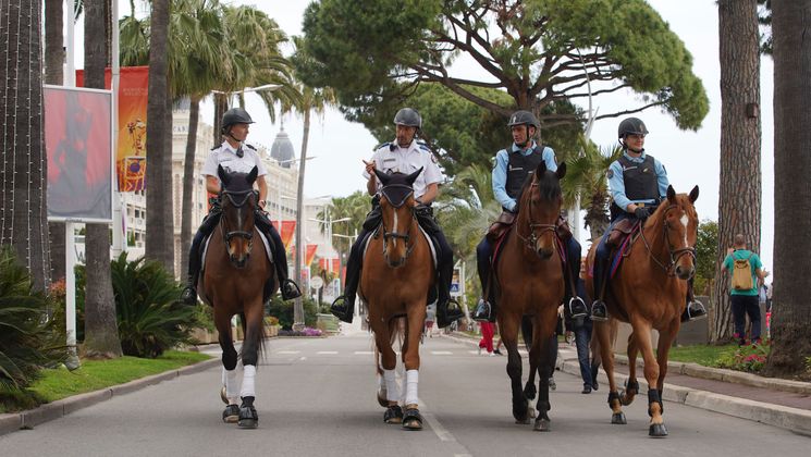 « La police circule en quatre chevaux » © Denis Makarenko –  Telesem