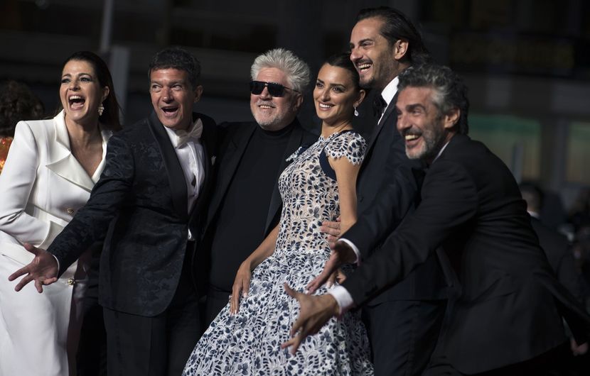 "Joy and Glory": Antonio Banderas, Pedro Almodóvar, Penélope Cruz and the film crew Dolor Y Gloria © Petros Giannakouris – AP Photo