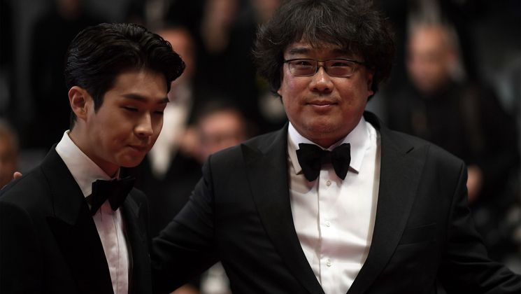Choi Woo-shik and Bong Joon-ho - Red Steps Gisaengchung (Parasite) © L. Venance / AFP