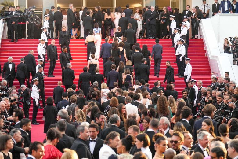 CANNES, FRANCE - MAY 28: General view of guests attending the closing ceremony red carpet for the 75th annual Cannes film festival at Palais des Festivals on May 28, 2022 in Cannes, France. (Photo by Edward Berthelot/Getty Images) © Edward Berthelot / Getty Images