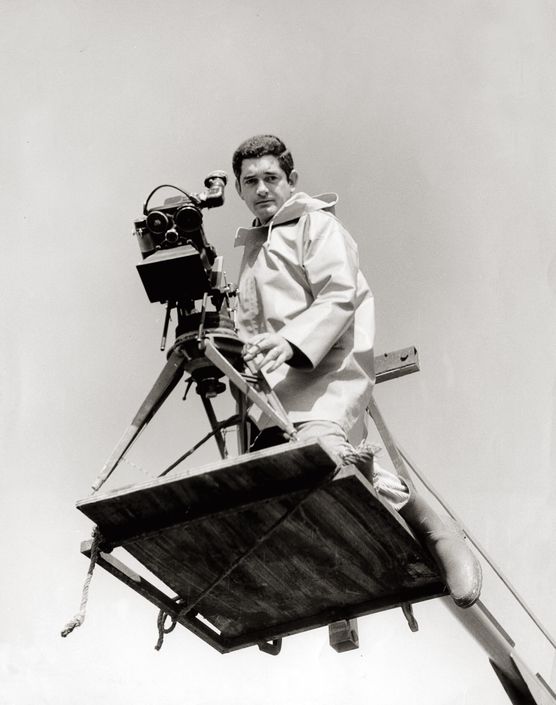 Jacques DEMY © Jacques Demy à la caméra sur le tournage du film Les Parapluies de Cherbourg. Photographie : Leo Weisse  ©1963 Ciné-Tamaris
