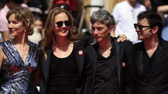 (From L) German actress Sandra Hueller, French film director Justine Triet, French actor Swann Arlaud and French actor and screenwriter Arthur Harari arrive for the screening of the film "Anatomie d'une Chute" (Anatomy of a Fall) during the 76th edition of the Cannes Film Festival in Cannes, southern France, on May 21, 2023. (Photo by Valery HACHE / AFP) © Valery HACHE / AFP
