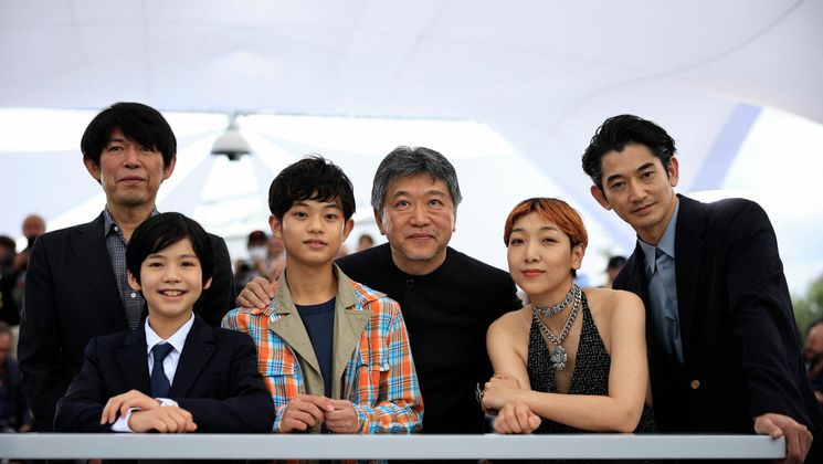 Yuji Sakamoto, Hinata Hiiragi, Soya Kurokawa, Kore-eda Hirokazu, Sakura Ando & Eita Nagayama (KAIBUTSU) - Photocall © Valery Hache / AFP