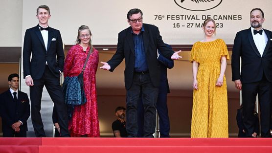 Finnish director Aki Kaurismaki (C) arrives with Finnish actor Jussi Vatanen (L), producer Paula Oinonen (2ndL), Finnish actress and singer Alma Poysti (2ndR) and Finnish producer Misha Jaari for the screening of the film "Kuolleet Lehdet" (Fallen Leaves) during the 76th edition of the Cannes Film Festival in Cannes, southern France, on May 22, 2023. (Photo by LOIC VENANCE / AFP) © Loïc VENANCE / AFP