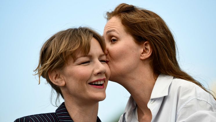 French film director Justine Triet (L) kisses German actress Sandra Hueller during a photocall for the film "Anatomie d'une Chute" (Anatomy of a Fall) at the 76th edition of the Cannes Film Festival in Cannes, southern France, On May 22, 2023. (Photo by CHRISTOPHE SIMON / AFP) © CHRISTOPHE SIMON / AFP