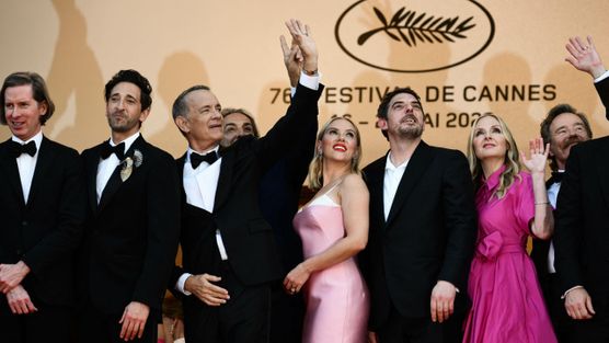 (From L) US producer Wes Anderson, US actor Adrien Brody, us actor Tom Hanks, French music composer Alexandre Desplat, US actress Scarlett Johansson, French actor Damien Bonnard, US actress Hope Davis and US actor Bryan Cranston arrive for the screening of the film "Asteroid City" during the 76th edition of the Cannes Film Festival in Cannes, southern France, on May 23, 2023. (Photo by CHRISTOPHE SIMON / AFP) © CHRISTOPHE SIMON / AFP