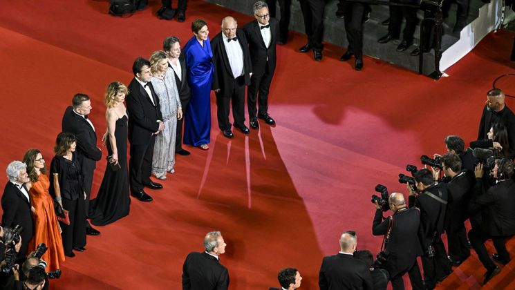 Italian writer Valia Santella (L) and (From 3rdL) Hungarian actor Zsolt Anger, Czech-Italian actress Barbora Bobulova, Italian director Nanni Moretti, Italian actress Margherita Buy, French actor Mathieu Amalric, Italian writer Federica Pontremoli, actor Teco Celio and Italian producer Paolo Del Brocco arrive for the screening of the film "Il Sol Dell'Avvenire" (A Brighter Tomorrow) during the 76th edition of the Cannes Film Festival in Cannes, southern France, on May 24, 2023. (Photo by Patricia DE MELO MOREIRA / AFP) © Patricia DE MELO MOREIRA / AFP