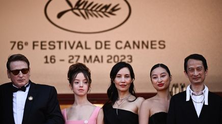 French actor Benoit Magimel (L), Vietnamese-French director Tran Anh Hung (R) and his wife Vietnamese-French actress Tran Nu Yen Khe (C) and guests arrive for the screening of the film "La Passion de Dodin Bouffant" (The Pot au Feu) during the 76th edition of the Cannes Film Festival in Cannes, southern France, on May 24, 2023. (Photo by LOIC VENANCE / AFP) © LOIC VENANCE / AFP