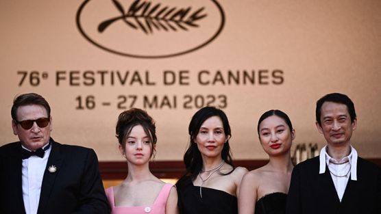 French actor Benoit Magimel (L), Vietnamese-French director Tran Anh Hung (R) and his wife Vietnamese-French actress Tran Nu Yen Khe (C) and guests arrive for the screening of the film "La Passion de Dodin Bouffant" (The Pot au Feu) during the 76th edition of the Cannes Film Festival in Cannes, southern France, on May 24, 2023. (Photo by LOIC VENANCE / AFP) © LOIC VENANCE / AFP