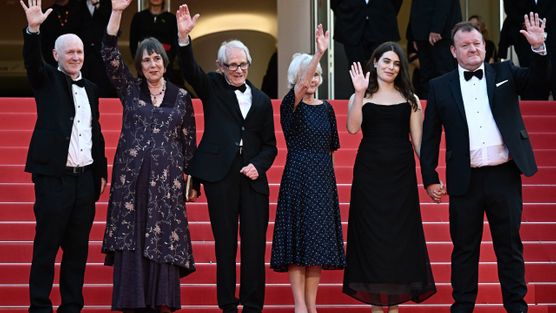 (From L) British writer Paul Laverty, British producer Rebecca O'Brien, British director Ken Loach, his wife Lesley Ashton, Syrian actress Ebla Mari and British actor Dave Turner 
arrive for the screening of the film "The Old Oak" during the 76th edition of the Cannes Film Festival in Cannes, southern France, on May 26, 2023. (Photo by LOIC VENANCE / AFP) © LOIC VENANCE / AFP