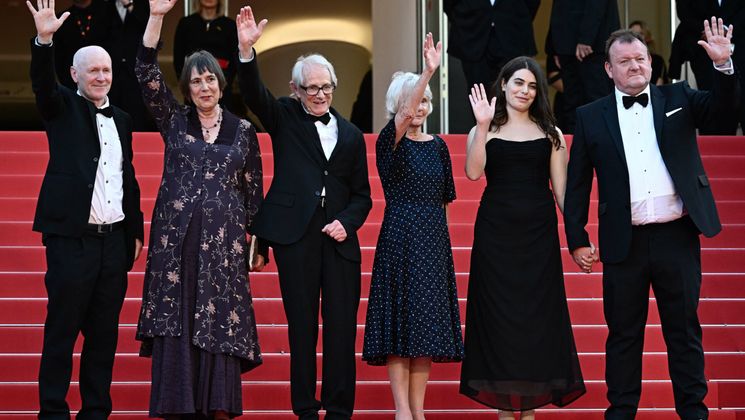 (From L) British writer Paul Laverty, British producer Rebecca O'Brien, British director Ken Loach, his wife Lesley Ashton, Syrian actress Ebla Mari and British actor Dave Turner arrive for the screening of the film "The Old Oak" during the 76th edition of the Cannes Film Festival in Cannes, southern France, on May 26, 2023. (Photo by LOIC VENANCE / AFP) © LOIC VENANCE / AFP