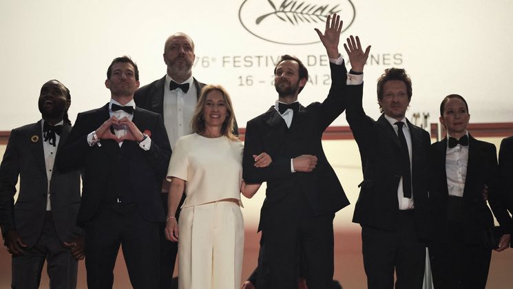 (From 2ndL) French actor Antoine Laurent, French actor Frederic Weis, French actress Emmanuelle Bercot, French actor Benjamin Lavernhe, French director Frederic Tellier and French actress Chloe Stefani arrive for the screening of the film "LíAbbe Pierre ñ Une Vie de Combats" during the 76th edition of the Cannes Film Festival in Cannes, southern France, on May 26, 2023. (Photo by Valery HACHE / AFP) © Valery HACHE / AFP