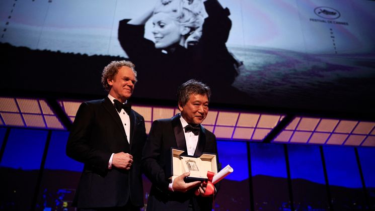 Kore-Eda Hirokazu & John C. Reilly - KAIBUTSU (MONSTER), Best screenplay © Valery HACHE / AFP