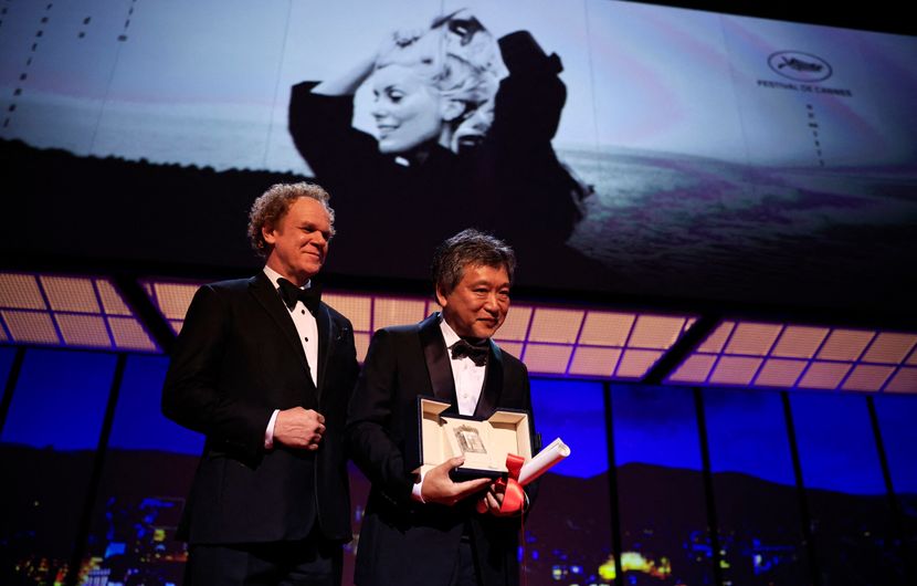  Kore-Eda Hirokazu & John C. Reilly - KAIBUTSU (MONSTER), Prix du scénario © Valery HACHE / AFP