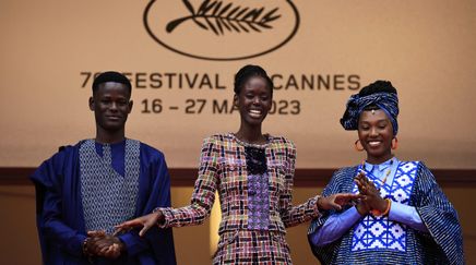French-Senegalese director Ramata-Toulaye Sy (C) arrives with Senegalese actor Mamadou Diallo (L) and Senegalese actress Khady Mane for the screening of the film "Banel E Adama" (Banel and Adama) during the 76th edition of the Cannes Film Festival in Cannes, southern France, on May 20, 2023. (Photo by Valery HACHE / AFP) © Valery Hache / AFP