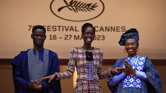 French-Senegalese director Ramata-Toulaye Sy (C) arrives with Senegalese actor Mamadou Diallo (L) and Senegalese actress Khady Mane for the screening of the film "Banel E Adama" (Banel and Adama) during the 76th edition of the Cannes Film Festival in Cannes, southern France, on May 20, 2023. (Photo by Valery HACHE / AFP) © Valery Hache / AFP