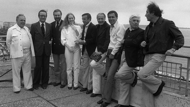Members of the jury (L to R), US producter Harry Saltzman, French movie critic Michel Ciment, US director Alan J. Pakula, Swedish actress Liv Ullmann, Italian director Franco Brusati, French movie critic François Chalais, Russian director Andreï Konchalovsky, French decorator Georges Wakhevitch, and Swiss director Claude Goretta, pose 16 May 1978 during the Cannes International Film Festival.  © RALPH GATTI / AFP