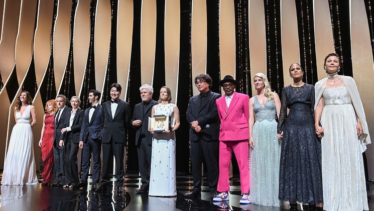 Jodie Foster, Doria Tillier, Pedro Almodóvar,  Bong Joon Ho and the members of the Feature Films Jury - Opening Ceremony © Pascal Le Segretain / Getty Images