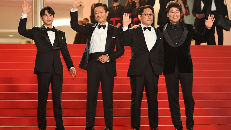 Yim Si-wan, Lee Byung-hun, Han Jae-rim and Song Kang Ho - Bi-sang-seon-eon (Emergency declaration) © Dominique Charriau / Getty Images