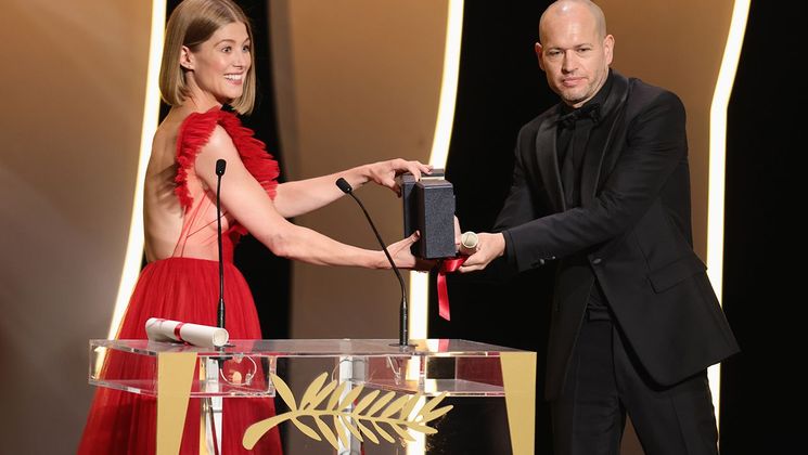 Rosamund Pike and Nadav Lapid - Ha’berech (Ahed’s Knee), Prix du Jury (Ex-æquo) © Andreas Rentz / Getty Images