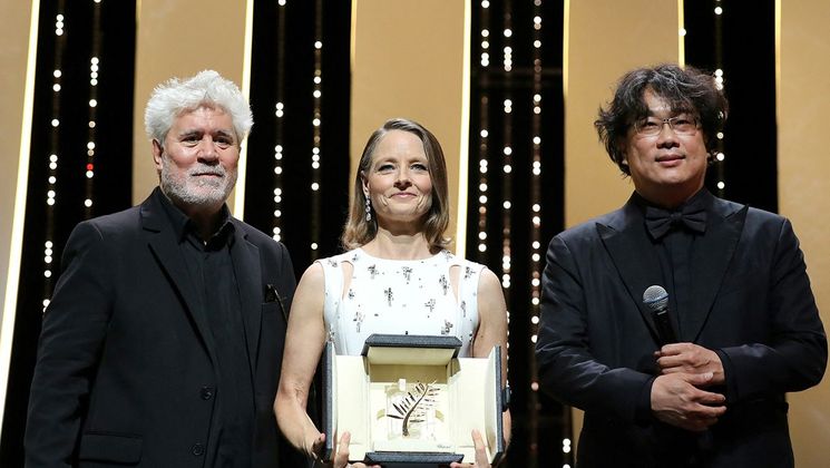 Pedro Almodóvar, Jodie Foster et Bong Joon Ho - Honorary Palme d'Or - Opening Ceremony © Valery Hache / AFP