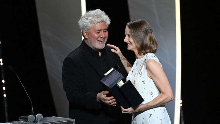 Jodie Foster and Pedro Almodóvar - Awarding of the Honorary Palme d'Or - Opening Ceremony © Christophe Simon / AFP
