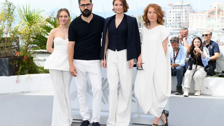 Cannes 2022 : Diane Kruger hypnotise le Festival au bras de Norman Reedus  (PHOTOS)