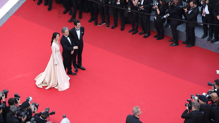 Park Hae-il, Park Chan-wook, Tang Wei - Red carpet entrance of Decision to Leave (Heojil Kyolshim) © Valery HACHE / AFP