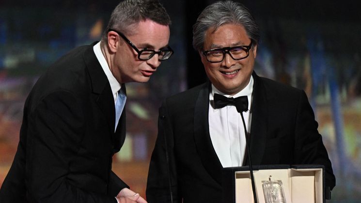 Nicolas Winding Refn, Park Chan-Wook - HEOJIL KYOLSHIM (DECISION TO LEAVE), Award for Best Director © Christophe Simon / AFP