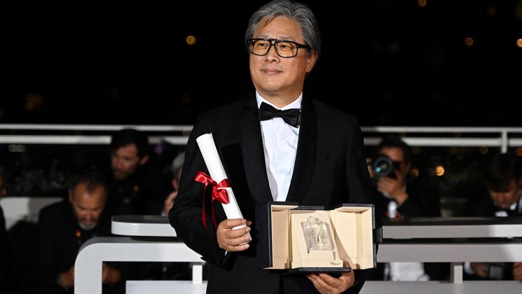 Park Chan-wook - Lauréat du Prix de la mise en scène pour HEOJIL KYOLSHIM (Decision to Leave) © Patricia de Melo Moreira / AFP