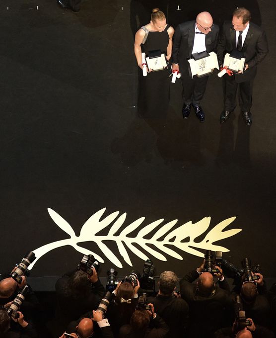 French actress Emmanuelle Bercot (L), French director Jacques Audiard (C) and French actor Vincent Lindon pose on stage after they respectively won the Best Actress, Palme d'Or and Best Actor award during the closing ceremony of the 68th Cannes Film Festival in Cannes, southeastern France, on May 24, 2015.   AFP PHOTO / ANTONIN THUILLIER (Photo by ANTONIN THUILLIER / AFP) © fdc