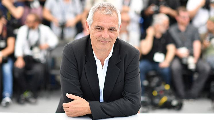 French director Laurent Cantet poses on May 22, 2017 during a photocall for the film 'The Workshop' (L'Atelier) at the 70th edition of the Cannes Film Festival in Cannes, southern France. (Photo by Alberto PIZZOLI / AFP) © Alberto PIZZOLI / AFP
