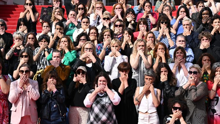 Judith Godrèche pose symboliquement sur les Marches Rouges, entourée de femmes appartenant à des associations de prévention de la violence à l'égard des femmes © Stéphane Cardinale - Corbis / Getty