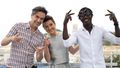 (From L) French director Boris Lojkine, French actress Nina Meurisse and actor Abou Sangare pose during a photocall for the film "L'Histoire de Souleymane" (Souleymane's Story) at the 77th edition of the Cannes Film Festival in Cannes, southern France, on May 20, 2024. (Photo by Valery HACHE / AFP) © Valery HACHE / AFP