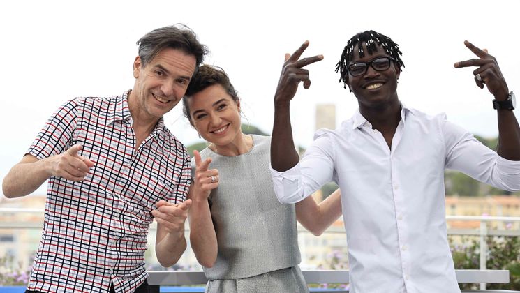 (From L) French director Boris Lojkine, French actress Nina Meurisse and actor Abou Sangare pose during a photocall for the film "L'Histoire de Souleymane" (Souleymane's Story) at the 77th edition of the Cannes Film Festival in Cannes, southern France, on May 20, 2024. (Photo by Valery HACHE / AFP) © Valery HACHE / AFP