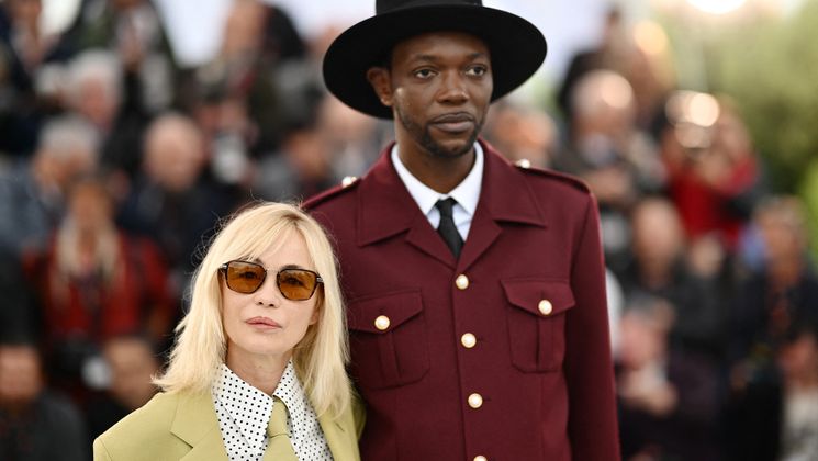 French actress, director, producer and President of the Camera d'Or jury Emmanuelle Beart (L) and Congolese-Belgian director, songwriter, artistic director and President of the Camera d'Or jury Baloji pose during their photocall at the 77th edition of the Cannes Film Festival in Cannes, southern France, on May 15, 2024. (Photo by CHRISTOPHE SIMON / AFP) © CHRISTOPHE SIMON / AFP