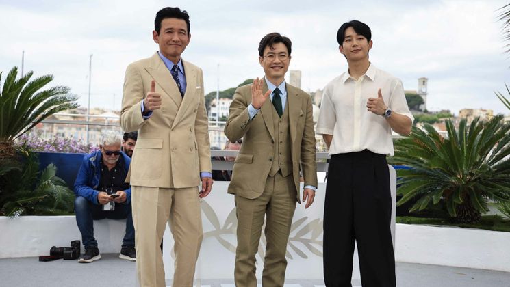 (From L) South Korean actor Hwang Jung-Min, South Korean director Ryoo Seung-Wan and South Korean actor Jung Hae-In pose during a photocall for the film "Veteran 2" (I, The Executioner) at the 77th edition of the Cannes Film Festival in Cannes, southern France, on May 20, 2024. (Photo by Valery HACHE / AFP) © Valery HACHE / AFP