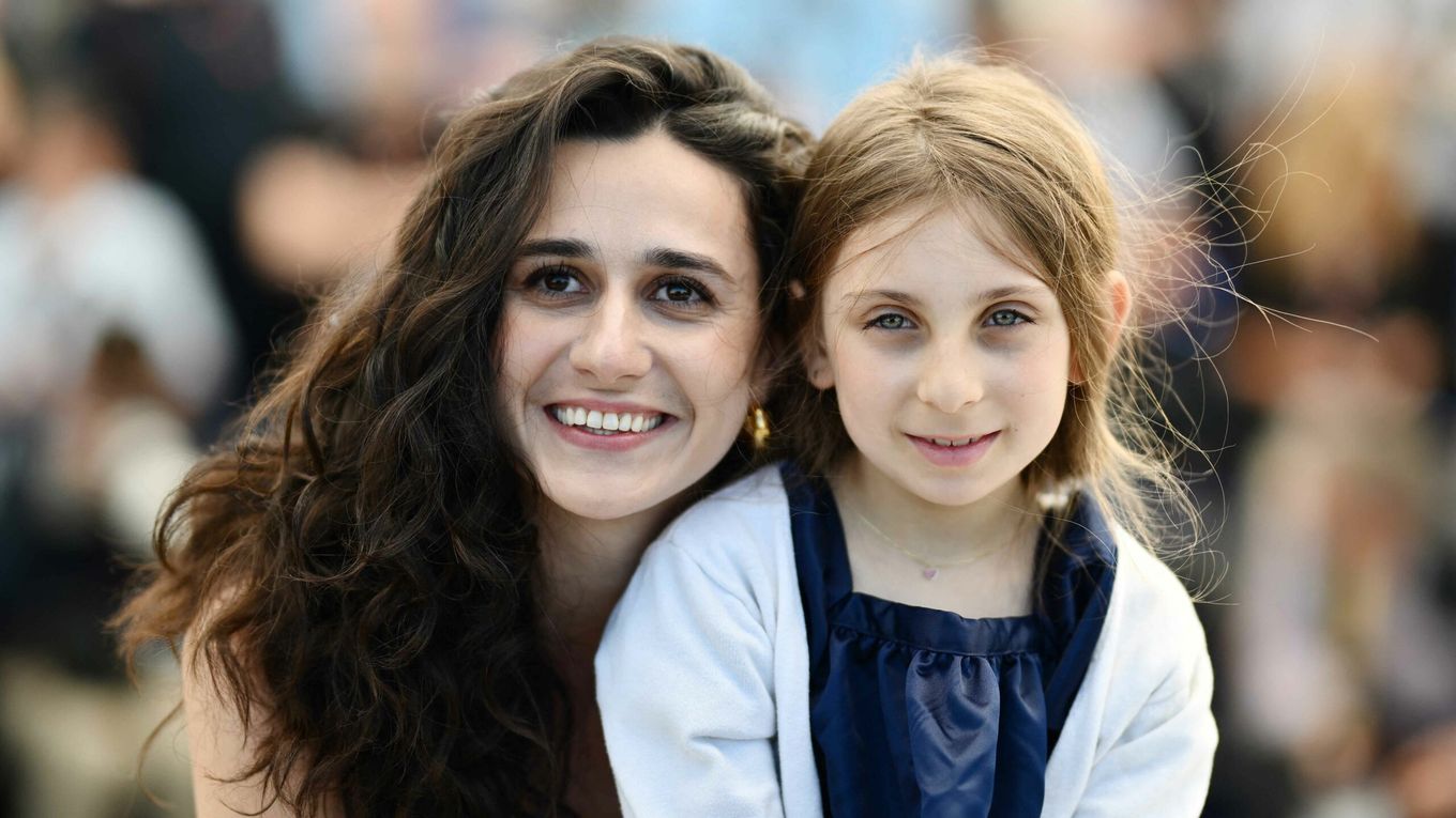 French director and screenwriter Louise Courvoisier (L) and French actress Luna Garret pose during a photocall for the film "Vingt Dieux" at the 77th edition of the Cannes Film Festival in Cannes, southern France, on May 17, 2024. (Photo by CHRISTOPHE SIMON / AFP) © CHRISTOPHE SIMON / AFP