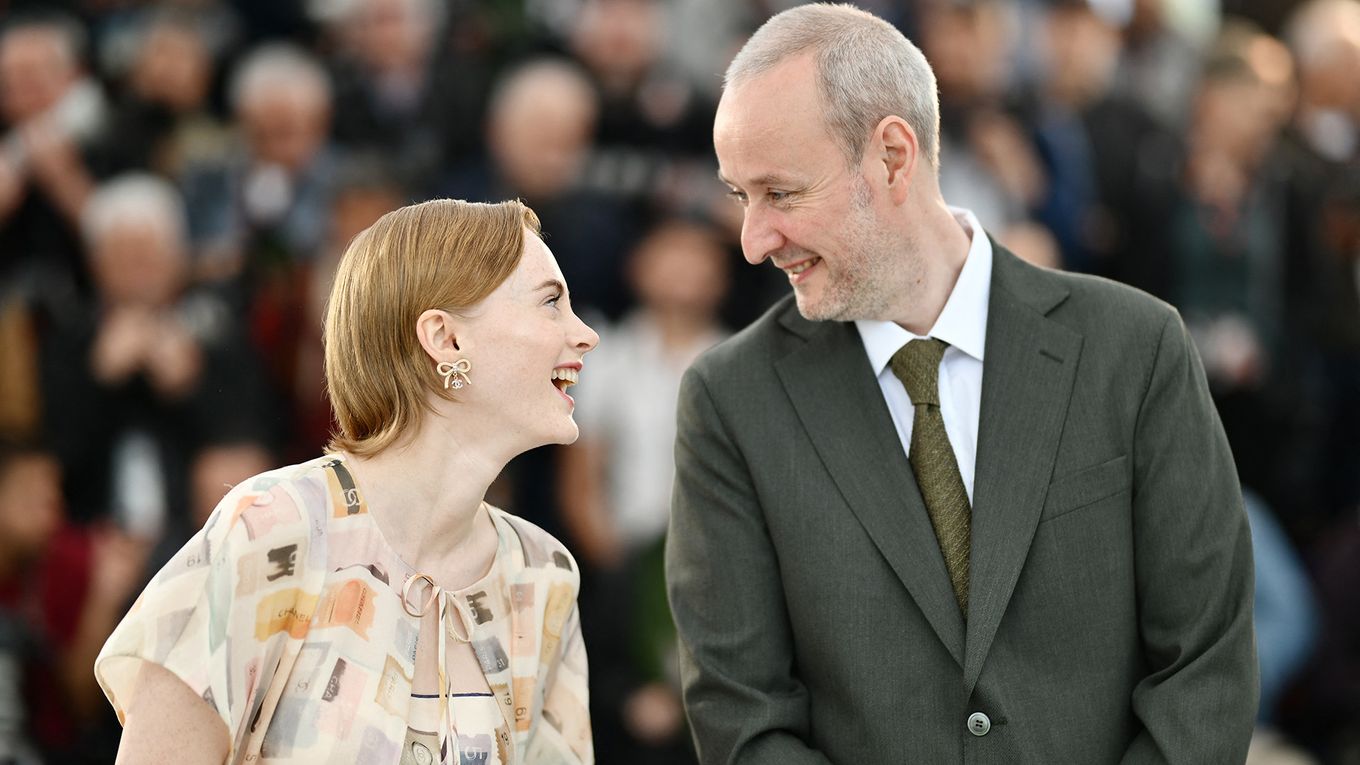 Icelandic actress Elin Hall (L) and Icelandic director Runar Runarsson pose during a photocall for the film "Ljosbrot" (When the Light Breaks) at the 77th edition of the Cannes Film Festival in Cannes, southern France, on May 15, 2024. (Photo by CHRISTOPHE SIMON / AFP) © CHRISTOPHE SIMON / AFP