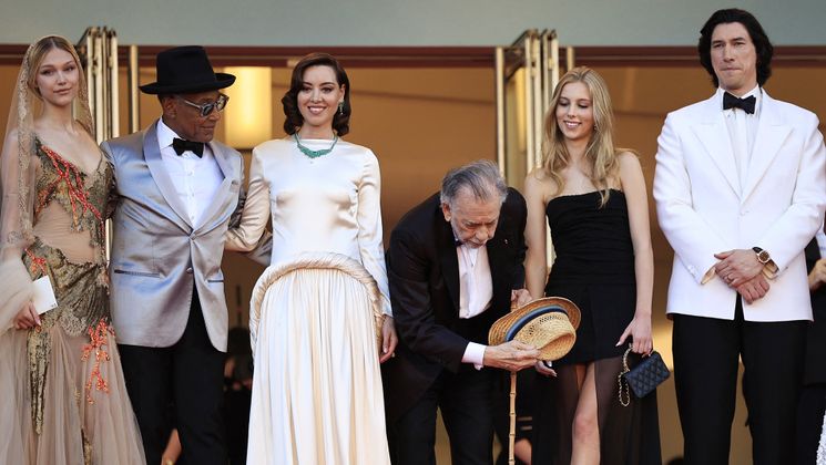 (From L) US singer Grace Vanderwaal, US actor Giancarlo Esposito, US actress Aubrey Plaza, US director Francis Ford Coppola, his grandaughter Romy Coppola and US actor Adam Driver arrive for the screening of the film "Megalopolis" at the 77th edition of the Cannes Film Festival in Cannes, southern France, on May 16, 2024. (Photo by Valery HACHE / AFP) © Photo by Valery HACHE / AFP