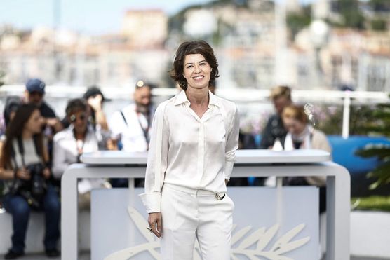 French-Swiss actress Irene Jacob poses during a photocall for the film "Rendez-vous avec Pol Pot" (Meeting with Pol Pot) at the 77th edition of the Cannes Film Festival in Cannes, southern France, on May 17, 2024. (Photo by Sameer Al-Doumy / AFP) © Sameer Al-Doumy / AFP