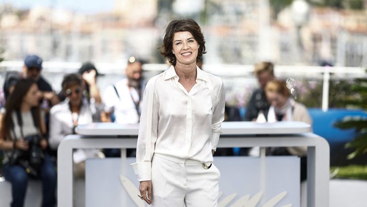 French-Swiss actress Irene Jacob poses during a photocall for the film "Rendez-vous avec Pol Pot" (Meeting with Pol Pot) at the 77th edition of the Cannes Film Festival in Cannes, southern France, on May 17, 2024. (Photo by Sameer Al-Doumy / AFP) © Sameer Al-Doumy / AFP