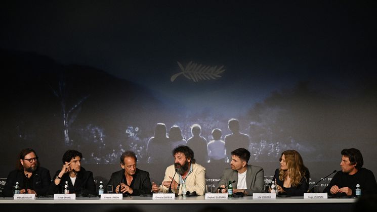 (FromL) French actor Manuel Guillot, French actor Louis Garrel, French actor Vincent Lindon, French director and cinematographer Quentin Dupieux, French actor Raphael Quenard, French actress Lea Seydoux and French producer Hugo Selignac give a press conference for the film "Le Deuxieme Acte" (The Second Act) during the 77th edition of the Cannes Film Festival in Cannes, southern France, on May 15, 2024. (Photo by Zoulerah NORDDINE / AFP) © Zoulerah NORDDINE / AFP